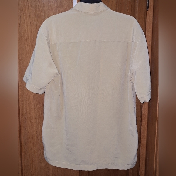 A Cubavera men's short sleeve button-down shirt in a size medium. - Picture 4 of 6